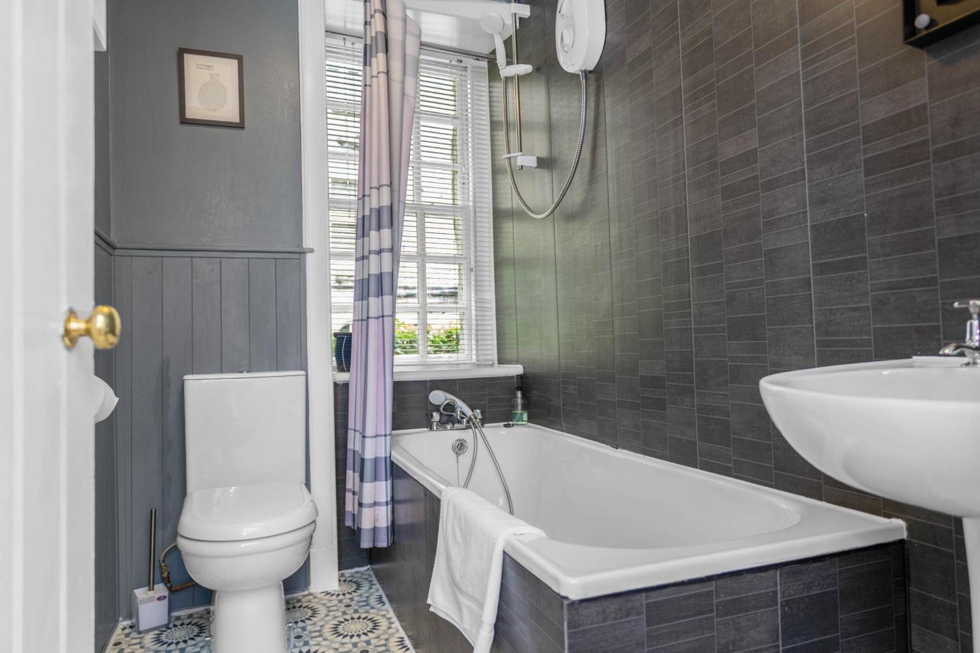 Charming Apartment In The Old Town 爱丁堡 外观 照片
